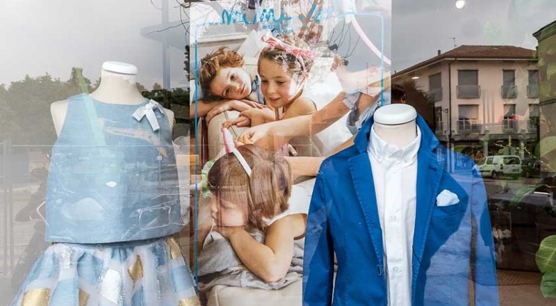 Riflesso su vetrina negozio fate e folletti trezzo bergamo