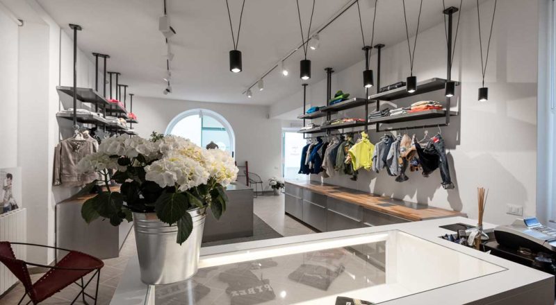 Dietro il bancone negozio fate e folletti trezzo bergamo