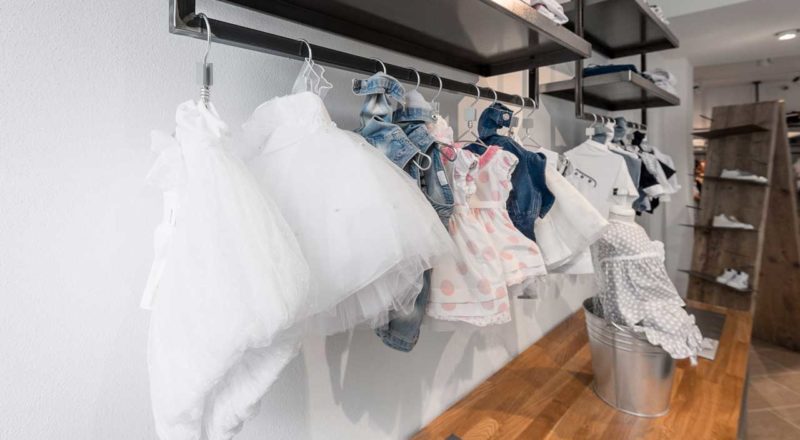 Esposizione vestiti negozio fate e folletti trezzo bergamo