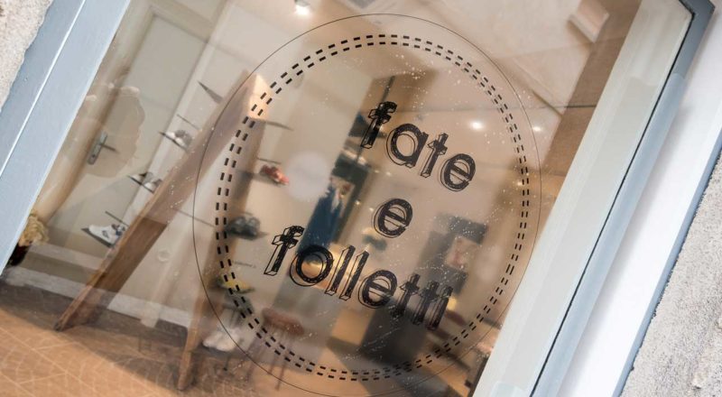 Vetrina con logo negozio fate e folletti trezzo bergamo